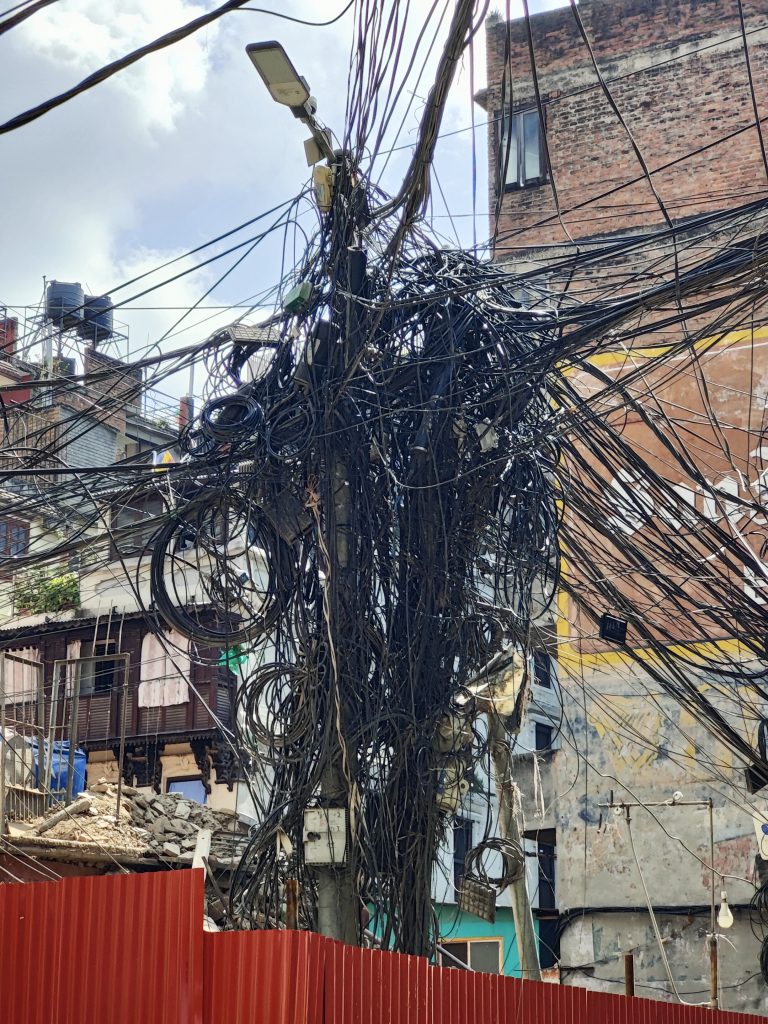 En fuglerede af ledninger i Kathmandu